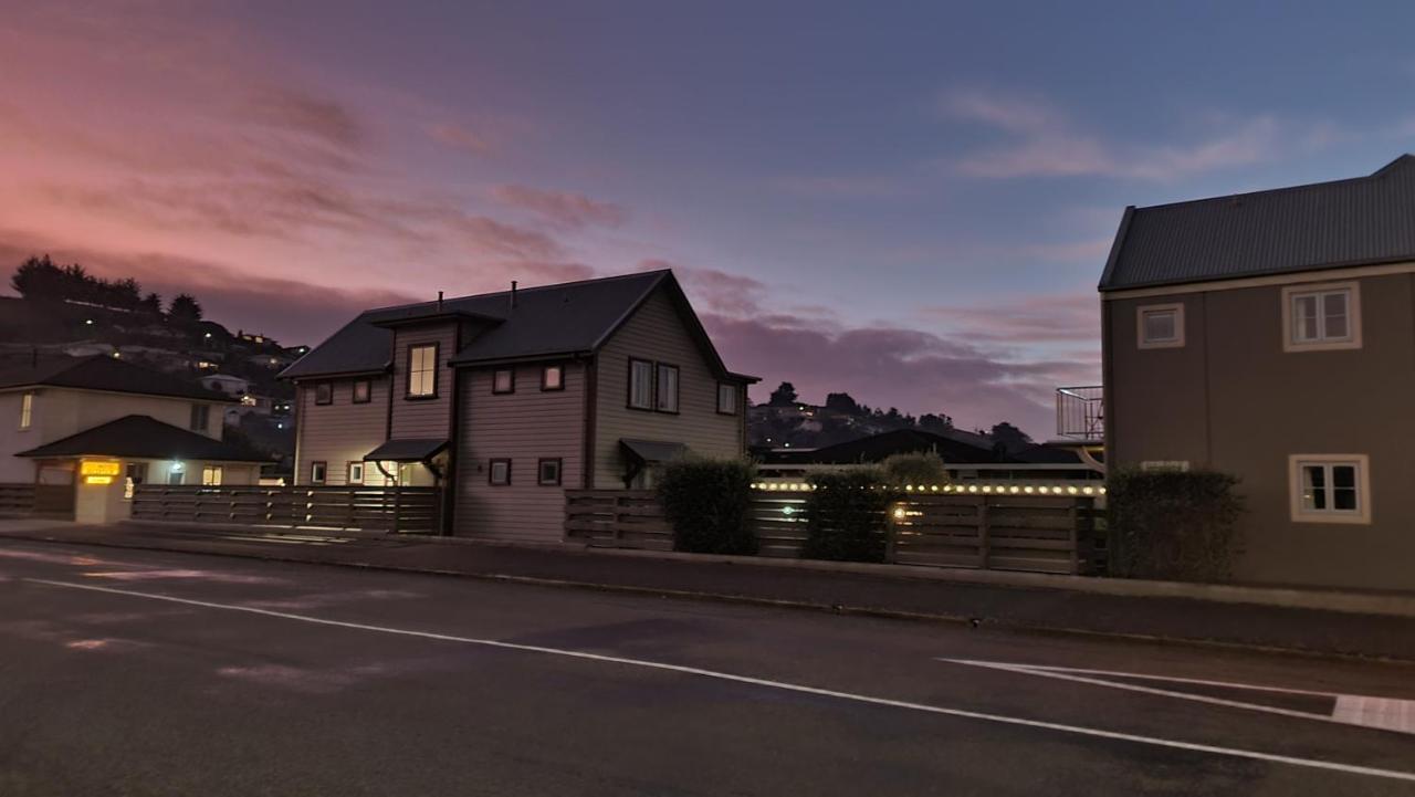 The Mews Oamaru Motel Bagian luar foto