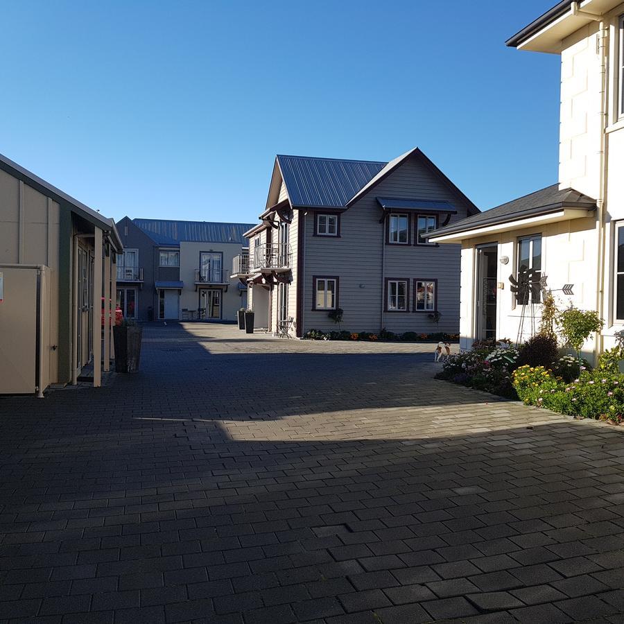 The Mews Oamaru Motel Bagian luar foto